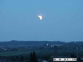 Partielle Phase der MoFi in der hellen Dämmerung