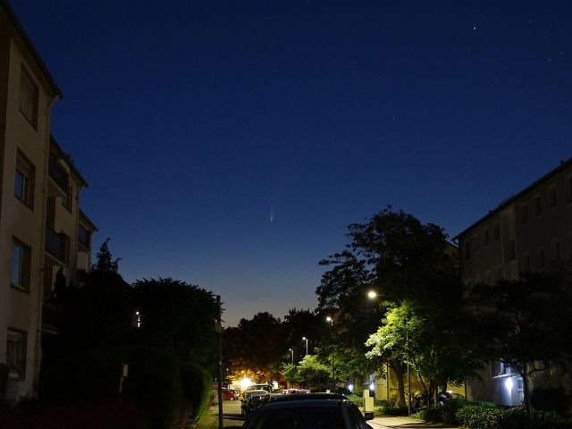 Komet C/2020 F3 (NEOWISE) &uuml;ber Oberursel am 12.07.2020 um 04:03 MESZ