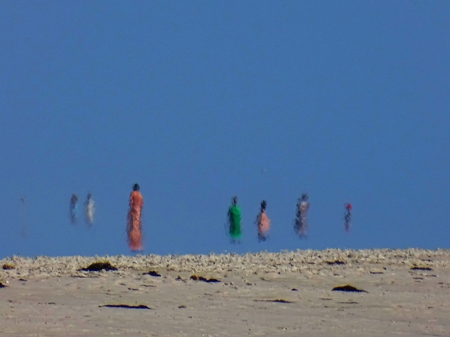 Slender People - Untere Luftspiegelung, aufgenommen am S&uuml;ddorfer Strand (Amrum) am 16.06.2022 um 17:18 MESZ