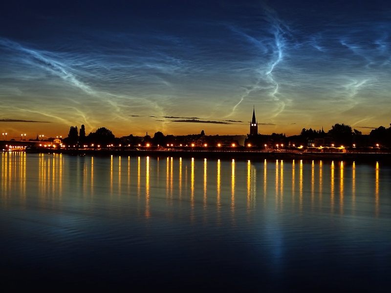 Sehr helles NLC-Display &uuml;ber dem Rhein in Bonn, aufgenommen am 06.07.2018 um 03:43 MESZ
