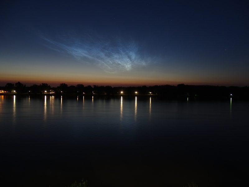 Helles, scharf umgrenztes NLC-Display &uuml;ber dem Rhein in Bonn, aufgenommen am 19.07.2016 um 04:13 MESZ