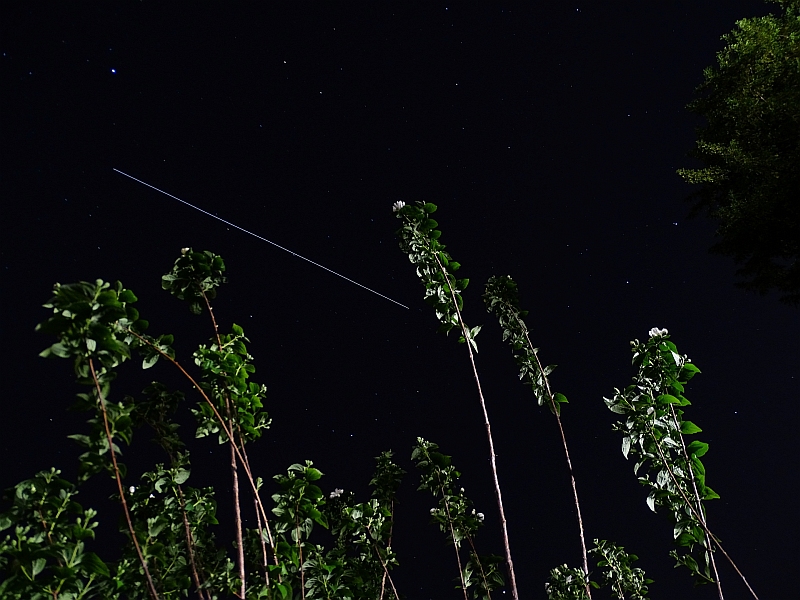 Strichspuraufnahme der ISS, fotografiert am 16.05.2020 um 03:08 MESZ in der Bonner S&uuml;dstadt