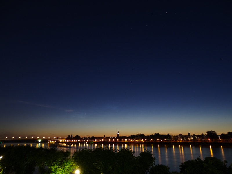Lichtschwaches NLC-Display &uuml;ber dem Rhein in Bonn, aufgenommen am 26.05.2020 um 03:56 MESZ