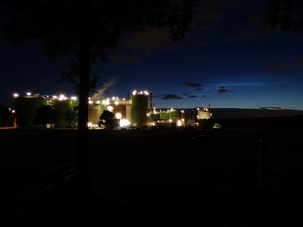 NLC-Display &uuml;ber den Industrie-Anlagen in Wesseling-Urfeld, aufgenommen am 06.06.2020 um 23:15 MESZ