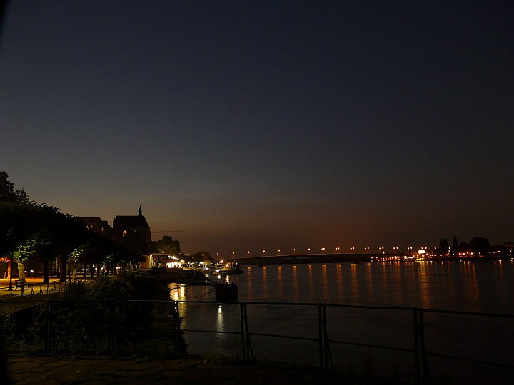 Lichtschwaches NLC-Display &uuml;ber dem Rhein in Bonn, aufgenommen am 31.07.2011 um 22:30 MESZ
