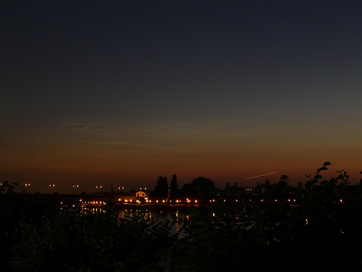 NLC-Display &uuml;ber dem Rhein in Bonn, aufgenommen am 02.08.2011 um 04:40 MESZ